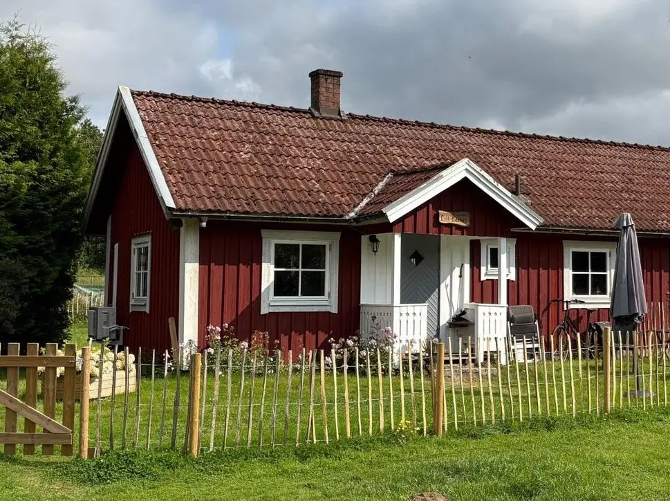 Framifrån av stugan